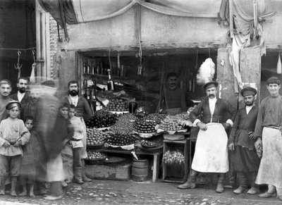 Bancarella del mercato a San Pietroburgo, c.1900 da Russian Photographer